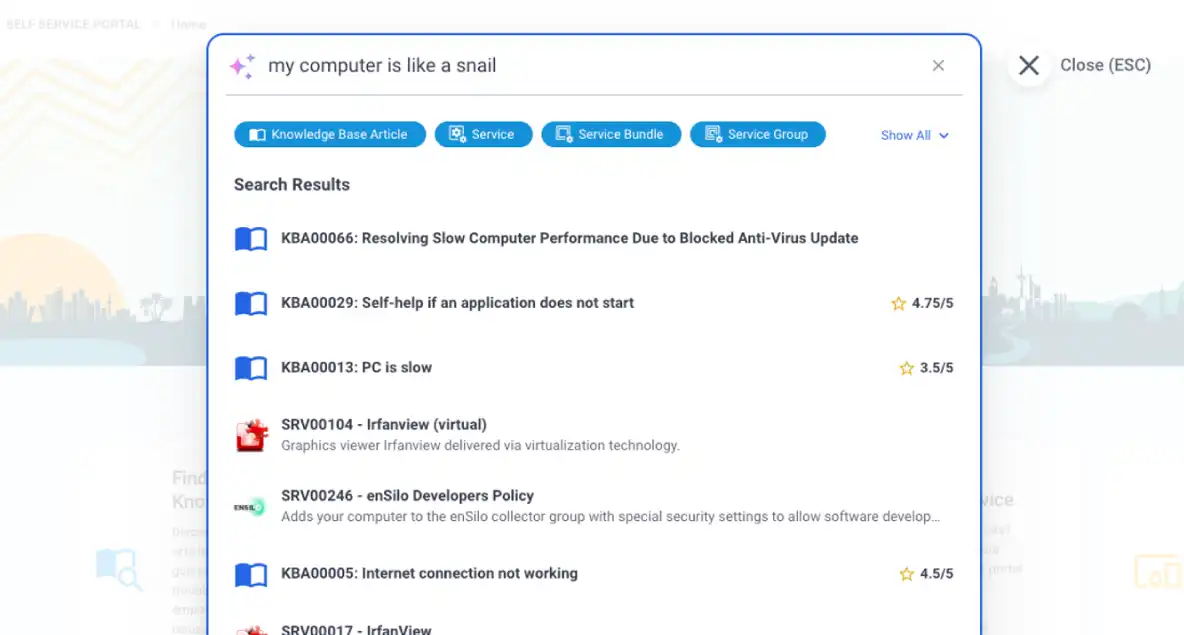 Una schermata di un utente che cerca soluzioni per un computer lento in un portale Self-Service. I risultati della ricerca visualizzano articoli della Knowledge Base con indicazioni passo-passo sulla risoluzione dei problemi di prestazioni.